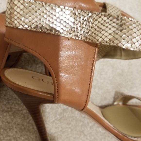 Guess sandals. Two tones colors. Can dress up any outfit - Picture 4 of 7